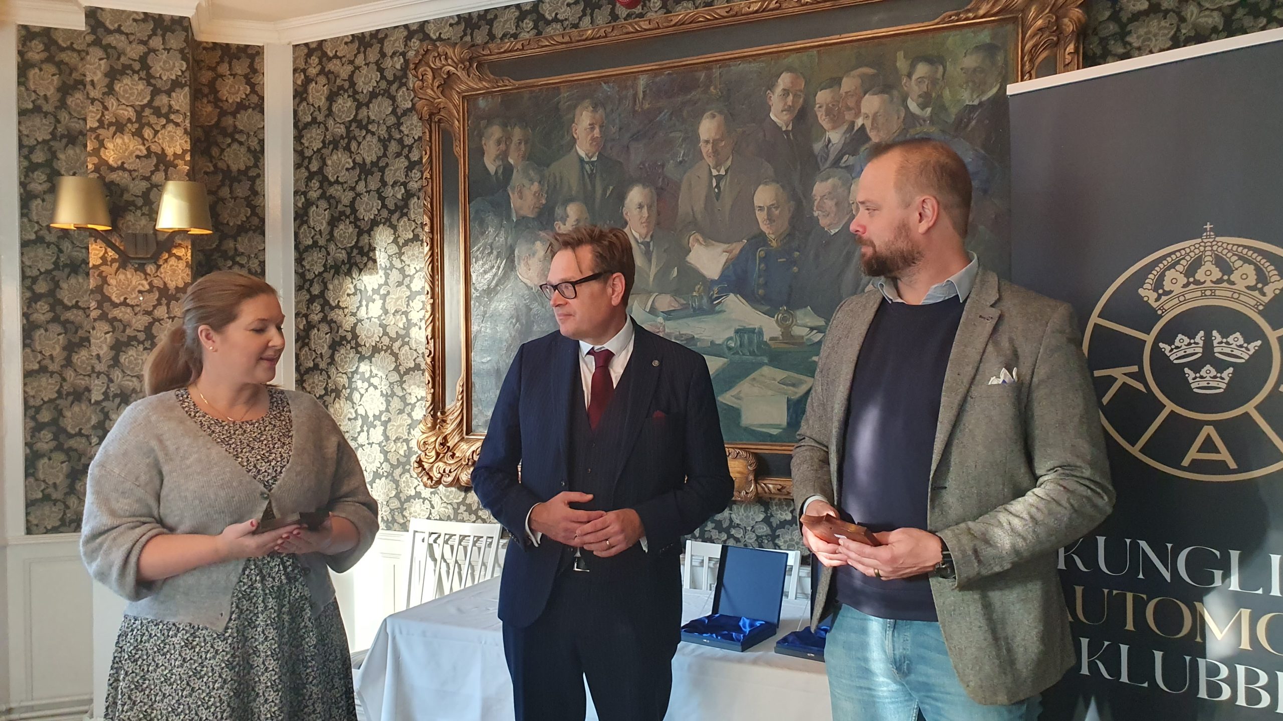 Journalistprisvinnarna Malin Lernfelt (t.v) och Per- Ola Olsson (t.h) samt juryns ordförande Anders Ydstedt.
